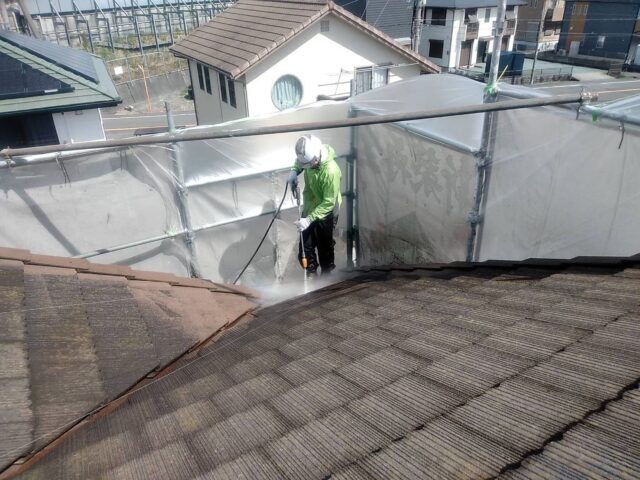 藤枝市のセメント瓦屋根塗装で下地処理を行う施工写真