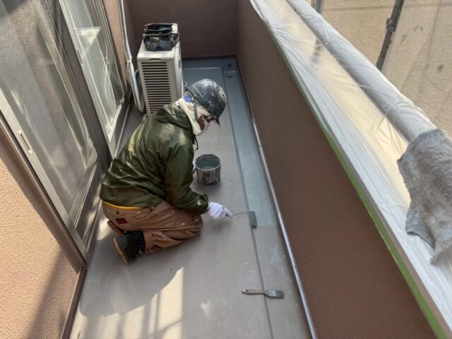 藤枝市の屋根塗装と外壁塗装に合わせて付帯部を施工している様子