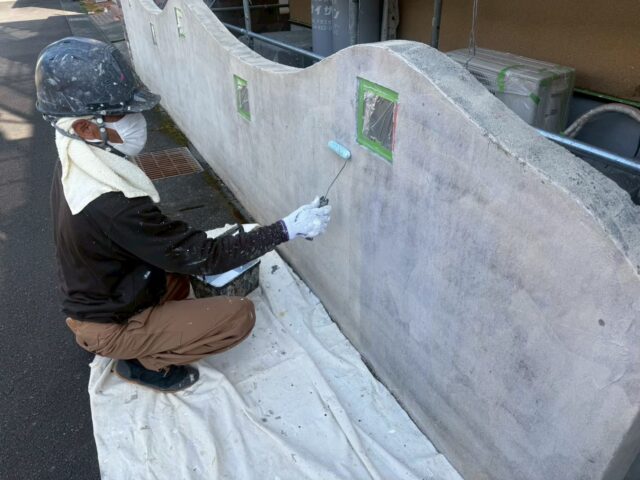 藤枝市の外壁塗装で付帯部を塗装している施工写真