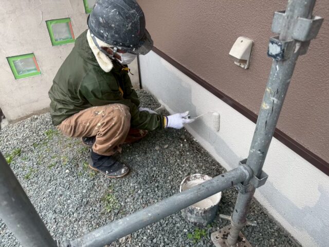 藤枝市の住宅塗装で付帯部を丁寧に仕上げている写真