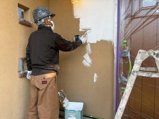 藤枝市でリシン外壁をつや消し塗装している施工写真