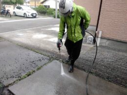 焼津市の住宅塗装でジョリパット壁の下地処理を行っている写真
