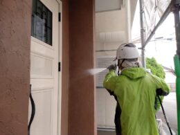 焼津市のジョリパット壁塗装で高圧洗浄を行っている様子