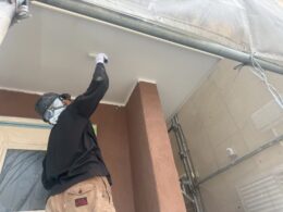 焼津市の外壁塗装でアートフレッシュを塗装している写真
