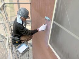 焼津市の住宅で艶消し塗料を使用した外壁塗装の施工中写真