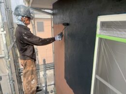 焼津市のジョリパット壁を丁寧に塗装している様子