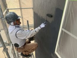 焼津市でジョリパット壁の艶消し仕上げを行っている施工写真