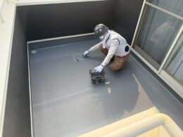 焼津市の住宅塗装で付帯部を塗装している写真