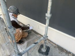 焼津市のジョリパット外壁塗装で細部を仕上げている様子