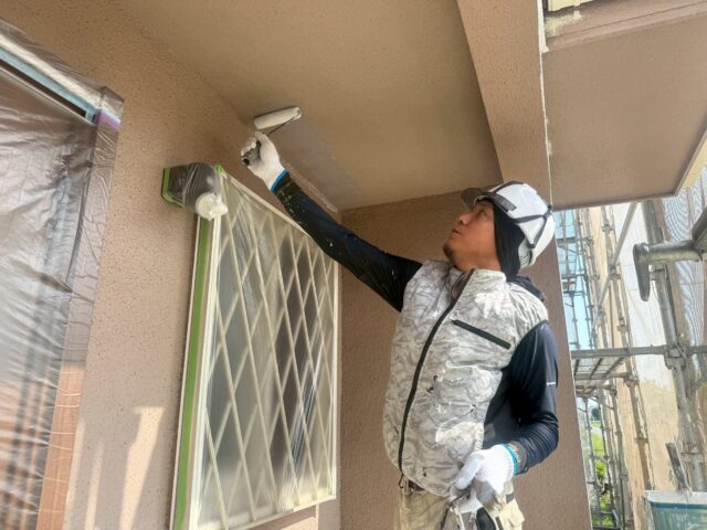 藤枝市の屋根塗装で中塗りを行っている施工写真