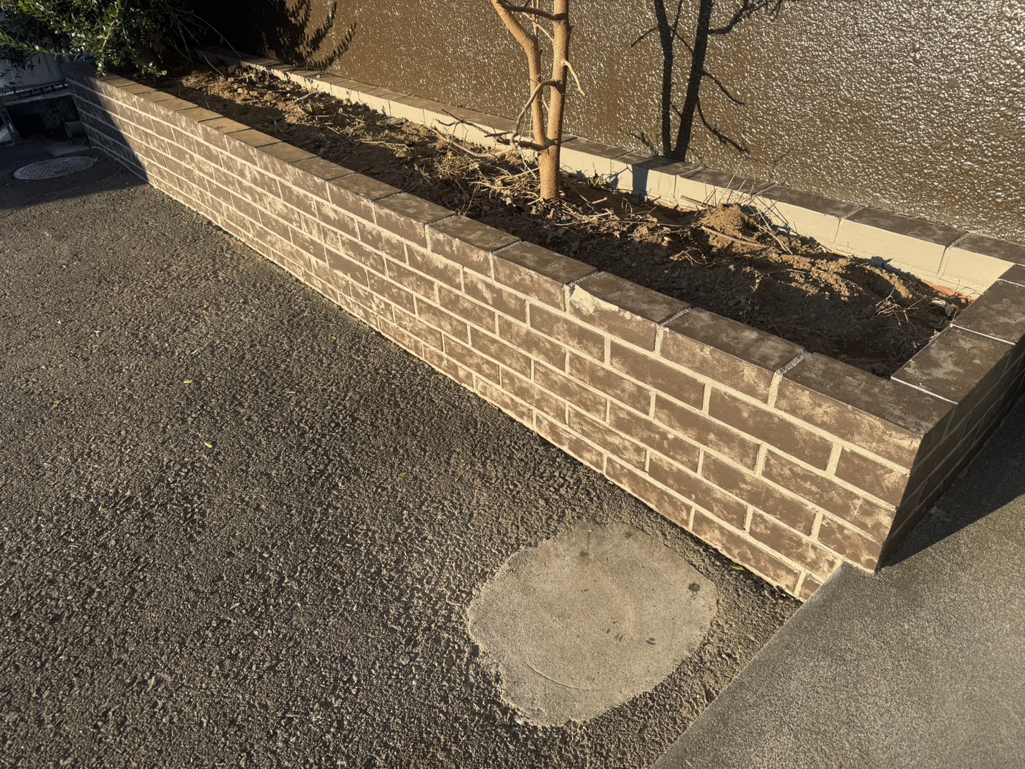 花壇のブロックをワンポイント塗装 | 岩田塗装店 | 焼津・藤枝の住宅