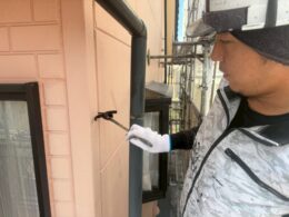 焼津市の外壁塗装で中塗りを行っている施工写真