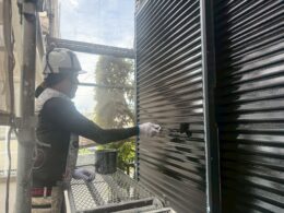 焼津市の住宅で外壁の上塗りを施工している様子