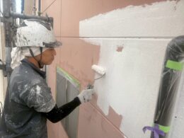 焼津市の外壁塗装で付帯部を丁寧に塗装している写真