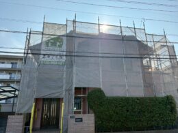 焼津市の外壁塗装工事で下地処理を行っている様子