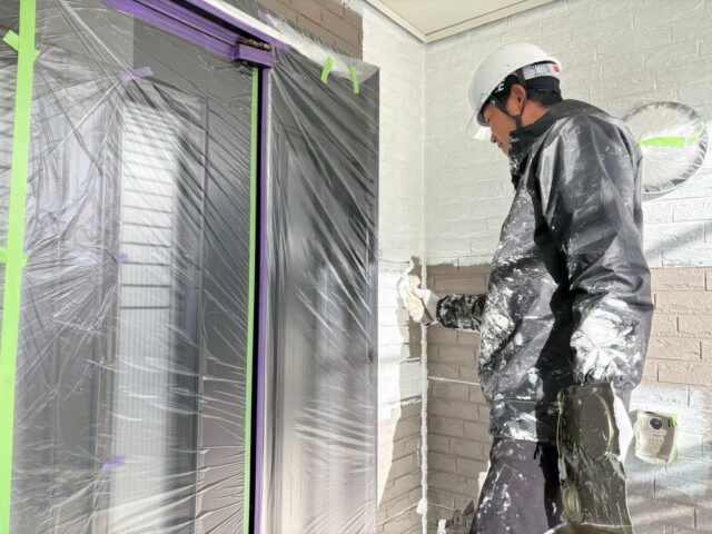 焼津市で施工した高耐久無機塗料による外壁塗装の施工中写真