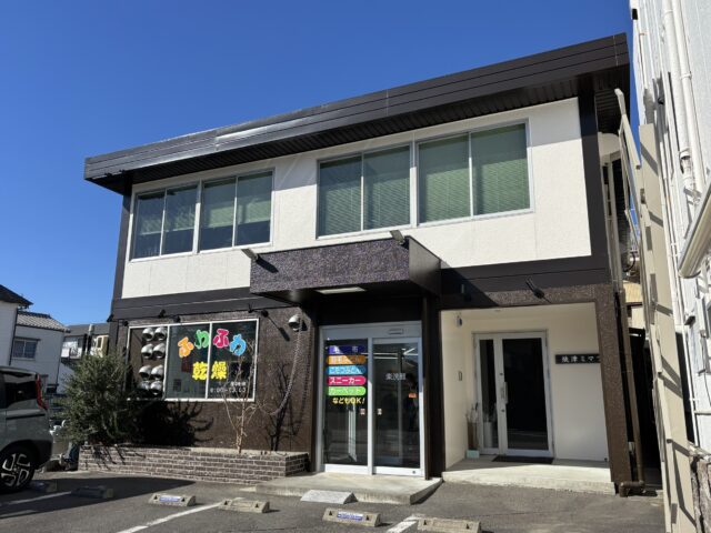 白と濃いブラウンに塗り替えた焼津市の社屋兼店舗