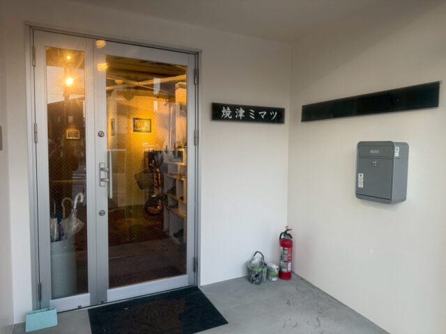 社屋兼店舗の入口まわりの塗装完成