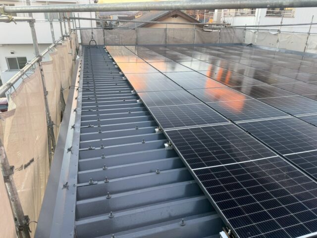太陽光パネルが設置された折板屋根の塗装完成