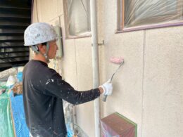 島田市のアパートで鉄骨階段を塗装している様子