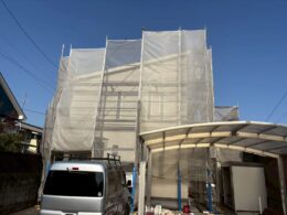 外壁塗装工事で高圧洗浄を行っている様子
