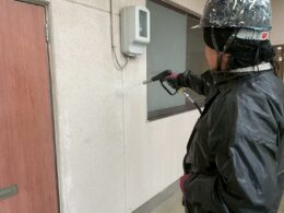 島田市のアパート屋根塗装で折半屋根の下地処理を行っている写真