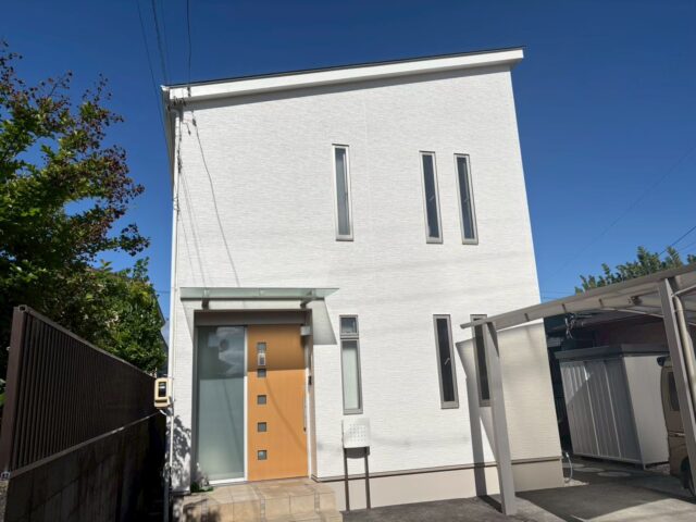 外壁塗装工事が完了した住宅の外観写真