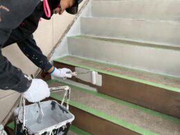 島田市のALC外壁塗装で下塗りを施工している様子