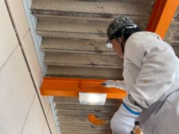 島田市のアパート塗装でALC外壁を上塗りしている様子
