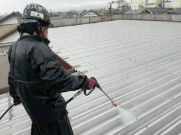 島田市のアパート塗装で高圧洗浄を行っている様子