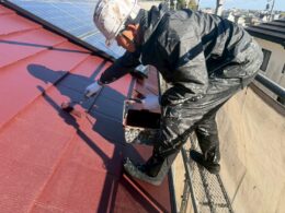 島田市の屋根塗装で下塗りを施工している様子