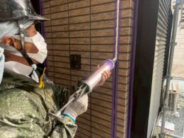 島田市T様邸の付帯部塗装を行っている施工写真