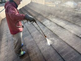 島田市の屋根外壁塗装工事で高圧洗浄を行っている様子