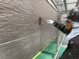静岡市の外壁塗装で上塗りを施工している写真