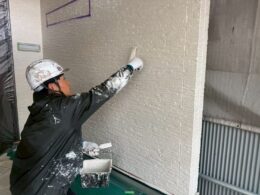 静岡市の外壁塗装工事で中塗りを施工している様子