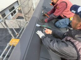 静岡市でシーガードによる屋根カバー工法を施工している写真
