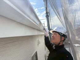 外壁塗装の上塗りを施工している様子