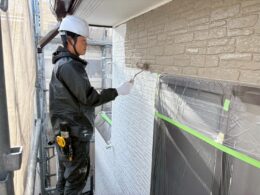 焼津市の外壁塗装で上塗りを施工している様子