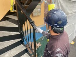 島田市の鉄骨階段塗装でサビ止めを施工している写真