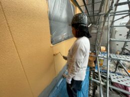 島田市の折半屋根塗装とALC外壁塗装の施工中写真