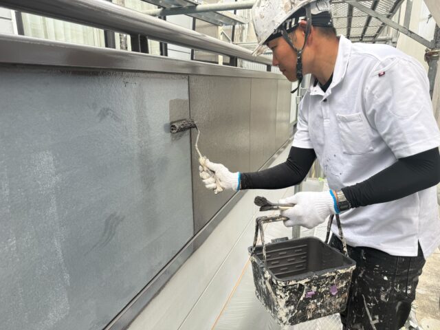 焼津市でエスケープレミアム無機マイルドを使用した外壁中塗り