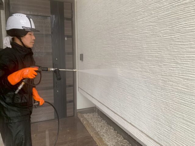 藤枝市S様邸の高圧洗浄作業