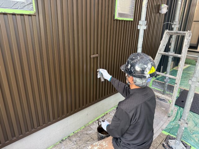 ガルバリウム鋼板部分の塗装仕上げ作業