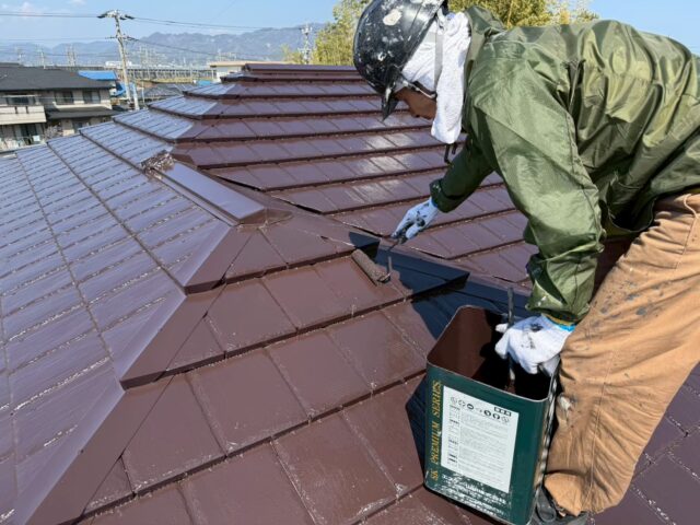 焼津市の屋根塗装で中塗り上塗りを行った施工写真