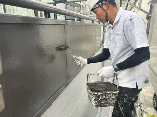 焼津市のサイディング外壁塗装の上塗り作業