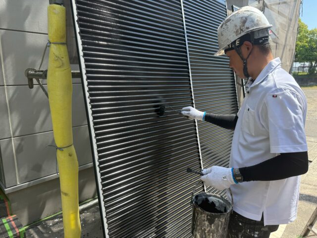 焼津市の雨戸鉄部塗装の下地処理