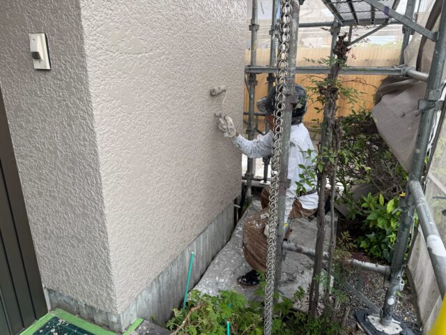 島田市K様邸の無機塗料による外壁の中塗りと上塗り作業