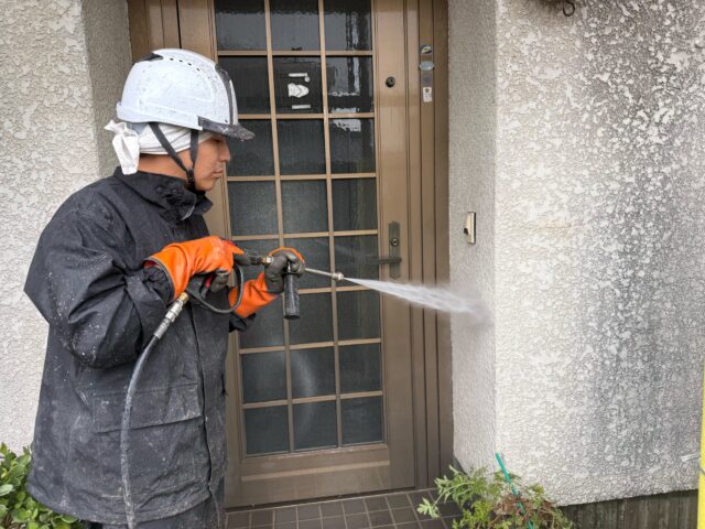 島田市K様邸の外壁を高圧洗浄している様子