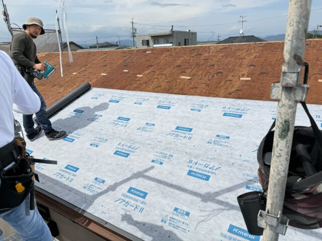 カラーベスト葺き替え工事で新しい防水シートを施工