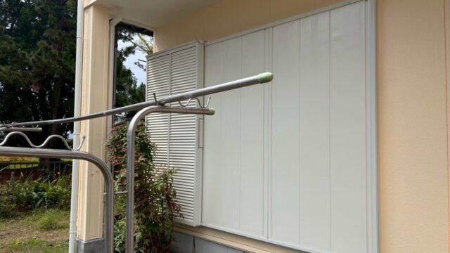 島田市の住宅塗装で白く仕上げた雨戸とクリーム色の外壁